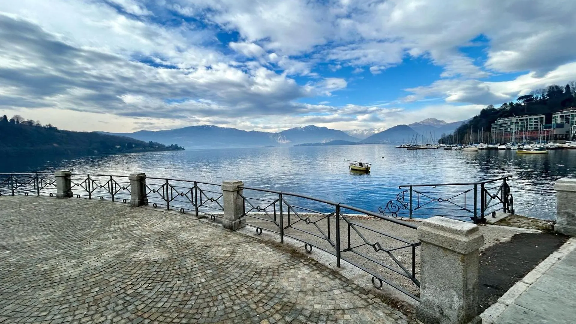 바레세 Kibilu - Laveno Balcony Retreat 아파트 0*,  이탈리아