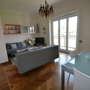 Apartment Magenta, Varese